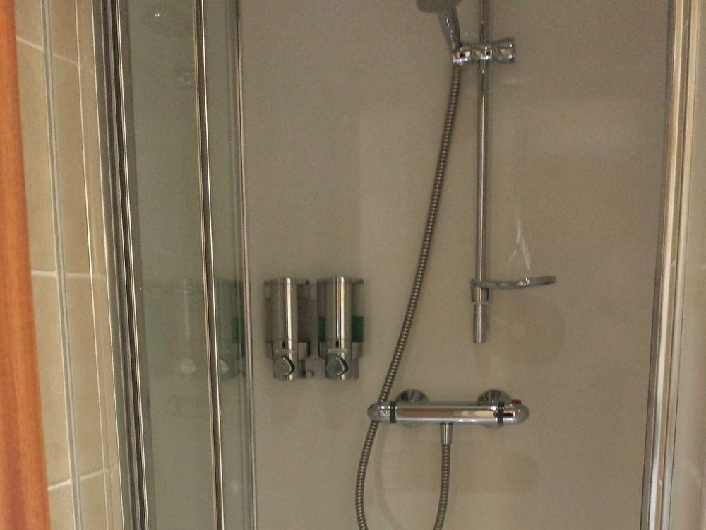אינברנס Christines Guest House מראה חיצוני תמונה