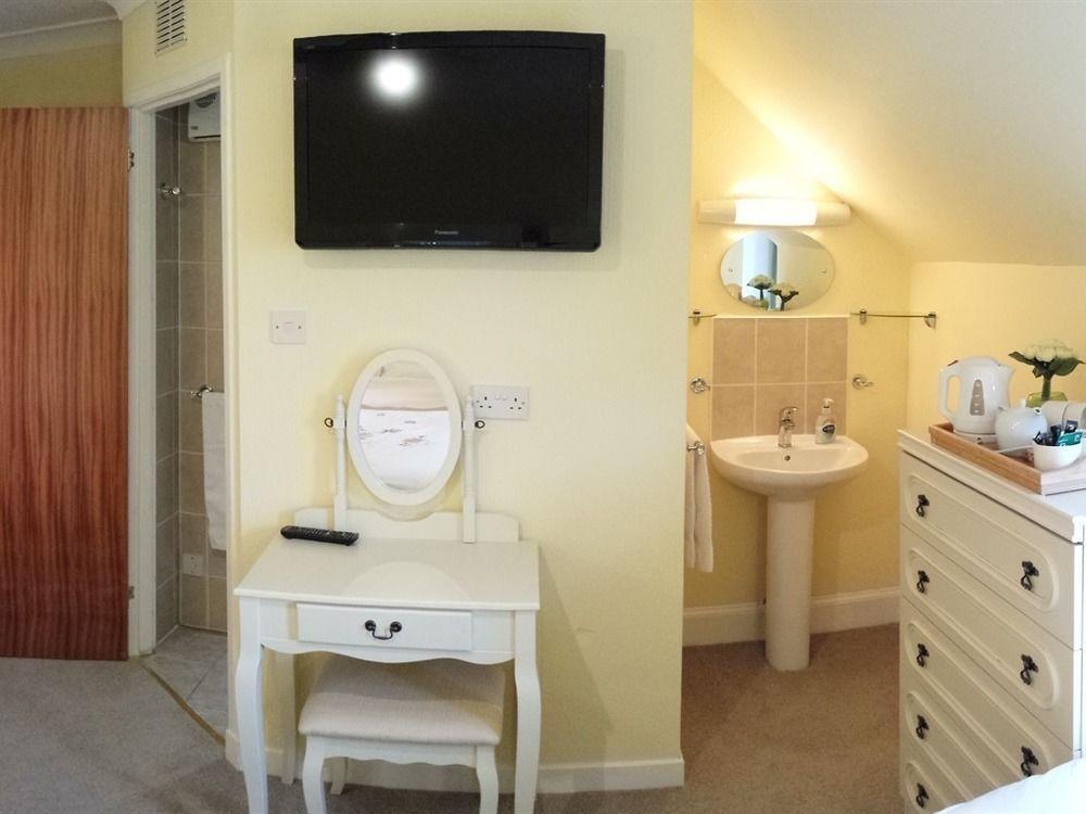 אינברנס Christines Guest House מראה חיצוני תמונה