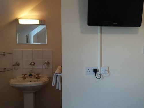 אינברנס Christines Guest House מראה חיצוני תמונה