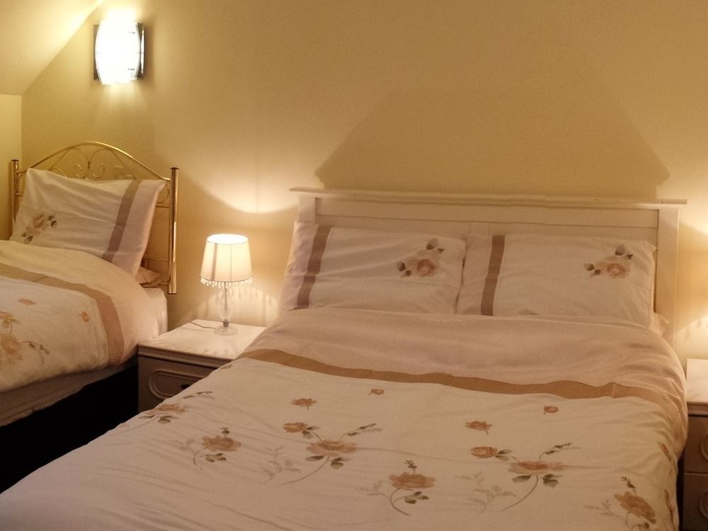 אינברנס Christines Guest House מראה חיצוני תמונה